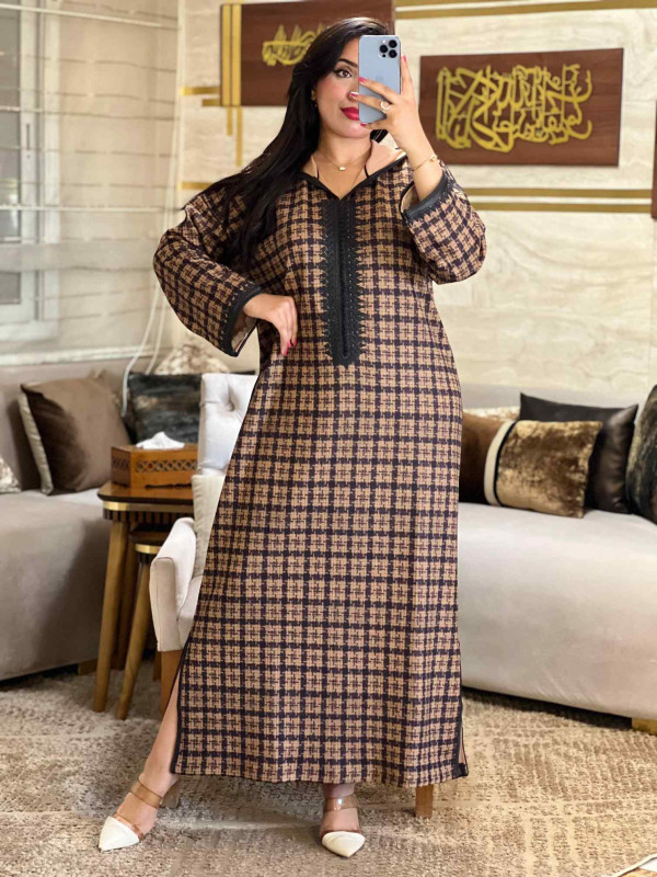 جلابة عصرية بطبعة Houndstooth – أناقة مغربية بلمسة عالمية